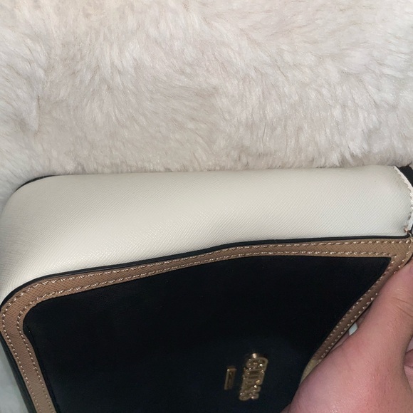 Guess purse - Picture 3 of 10